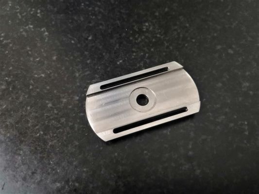 Kohlenstoffstahl CNC-Prägeteil-Flachheit 0.08mm für das Rasiermesser, das Blatt-Klammer rasiert